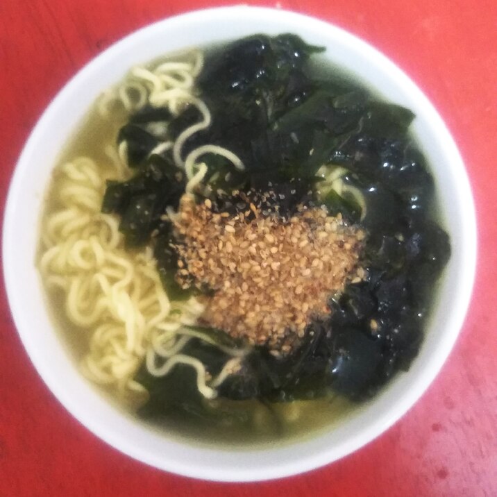 鶏がらスープのワカメラーメン